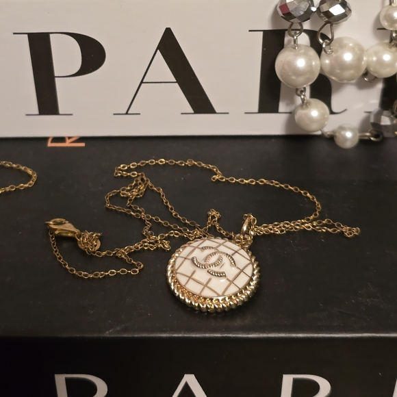 Chanel CC Interlock Gold and White Pendant Diamond Effect Background Necklace - Picture 2 of 7